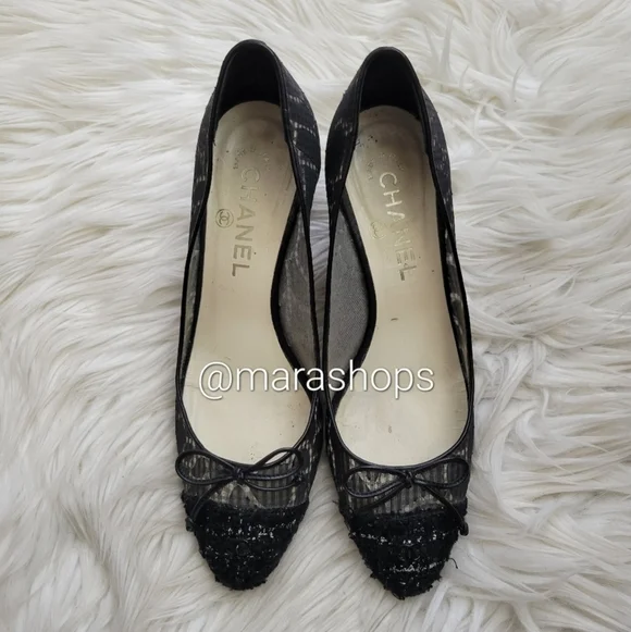 CHANEL Interlocking CC Logo Pumps